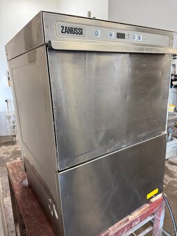 Myčka nádobí Zanussi - odpadní čerpadlo - 5