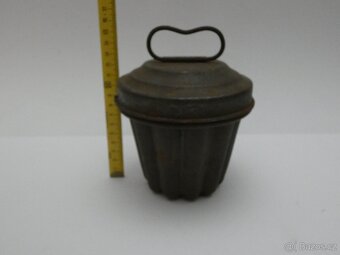 Starožitná kovová forma na puding - 5