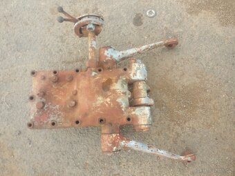 Víko hydrauliky zetor - 5