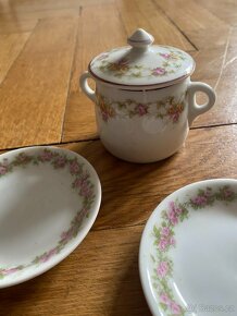 Malá krásná porcelánová cukřenka+ dva talířky - 5