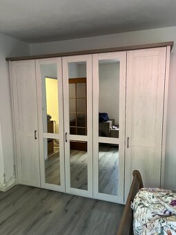 Skříň, postel a noční stolky - 5