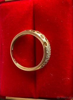 Krásný zlatý prsten osazený zirkony - 5