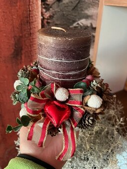 Veselý vánoční svícen s dřevěnou dekorací na prodej - 5