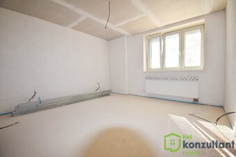 Prodej rodinného domu v rekonstrukci, 560 m2, CP 993 m2 - Ro - 5
