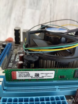 STARŠÍ PC DESKA S PROCESOREM, RAMKOU A CHLADIČEM - 5
