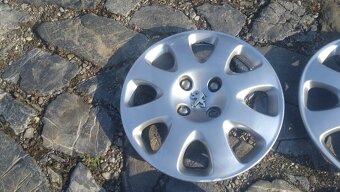 Prodám 4 originál poklice 15 na PEUGEOT - 5