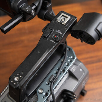 Profesionální videokamera Sony PXWFX9V FX9 – černá - 5