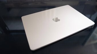 Macbook Air M3 2024, velikost 15, barva starlight, 8GB ram, - 5