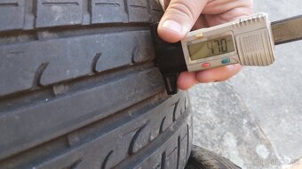 2ks letni pneu Dunlop 225/45-17 vzorek 4,5-5mm - 5