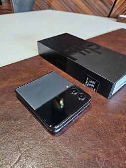 Samsung Galaxy Z Flip 4 5G 8GB/256 GB Černý- TOP STAV Z - 5