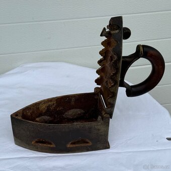 Stará litinová žehlička s koulí - 5