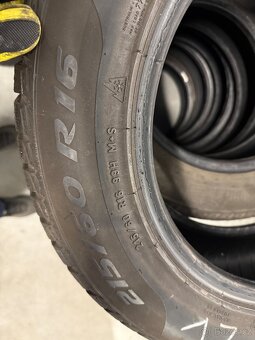 prodám zimní 215/60/16 Pirelli - 5