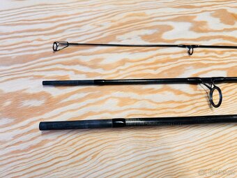 KAPROVÝ TŘÍDÍLNÝ PRUT DAIWA BLACK WIDOW 3,6 m / 3 lb - 5