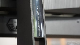 4K OLED 27" monitor MSI - výborný stav, záruka - 5