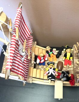 Dřevěná loď hračka s figurkami - 5