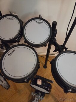 Set el. bicí Alesis Nitro Pro + židle + sluchátka. Stav nov - 5