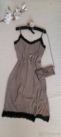Reserved plisované dlouhé šaty s krajkou - 5