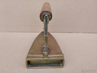 Stará zachovalá mosazná žehlička č.7 (vzadu značenÍ 7) - 5