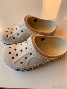 CROCSy vel. 36, béžové, s modrým logem - 5