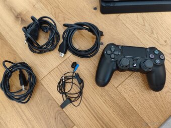 Sony PlayStation 4 - 5