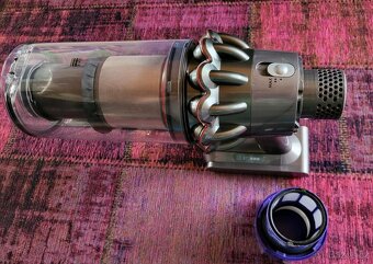 vysavač Dyson V10 - 5