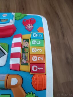 Hrací stoleček Fisher Price pejskům stoleček - 5