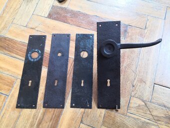 Kované kliky + štítky k vratům - 5