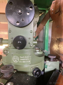 Starý teodolit v kovovém/ koženém obalu na záda - 5