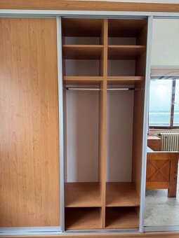 Vestavěné skříně jedna dlouhá 3,9m a druhá 2,6m - 5