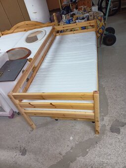 Prodám hezkou postel z masivu 90 x 200 cm se šuplíky - 5