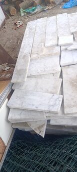 Větší množství bílého mramoru se šedým žilkováním zbytky - 5