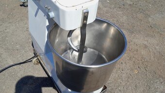 Spirálový hnětač na tuhá těsta TFM 10 ( 10 l , 5,5 kg těsta - 5