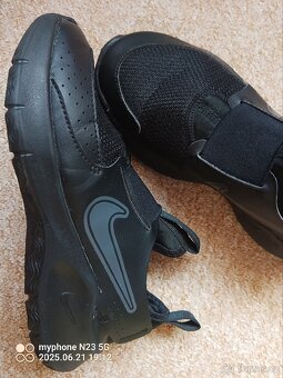 Tenisky černé zn."NIKE" vel."33.5" - 5