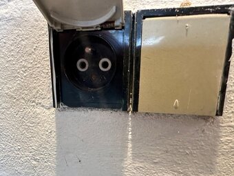 Garáž s regály a elektřinou 220/380V - 5