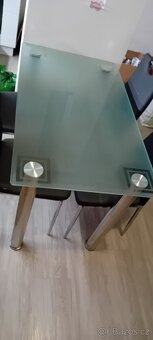 Skleněný jidelni stul - 5