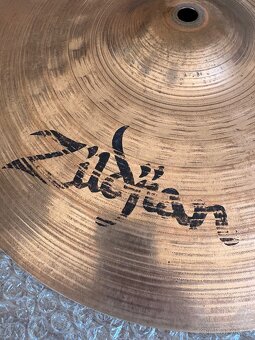 Zildjian ZBT Plus 14” hi-hat činely + pouzdro - 5