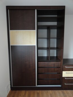 Šatní skříně, komody, postel - 5