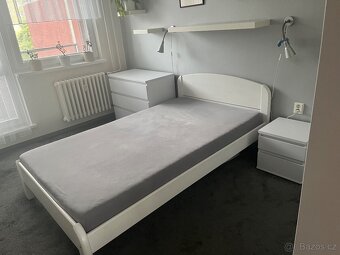 Bílá komoda a noční stolek - 5