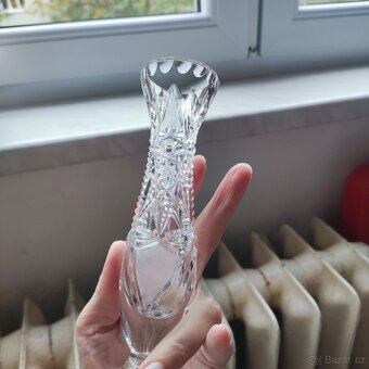 menší broušena váza na jeden květ - 5