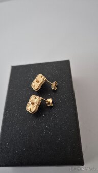 Výrazné zlaté náušnice guilloché - 5