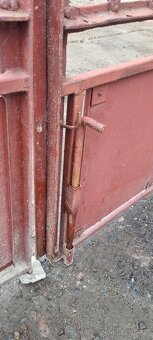 Brána s brankou a železný plot - 5