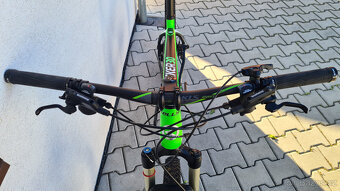 Carbonový Kellys Hacker 30, Shimano XT, vzduch vidice, Rám L - 5