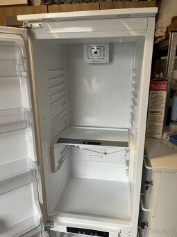 Vestavná NoFrost chladnička Whirlpool, pojezdy - 5