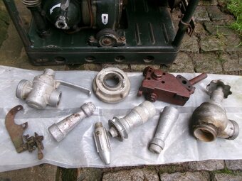 prodám různé hasičské vybavení, autosoučástky, plechové nádr - 5