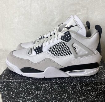 Jordan 4 - Millitary Black 42 - 5