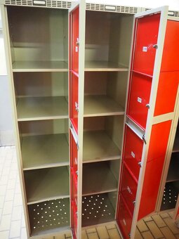 Prodej plechových šatních skříněk, dřevěných lavic a sejfů - 5