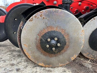 Secí kombinace KUHN HR 4040 D a KUHN VENTA 4030-28 - 5