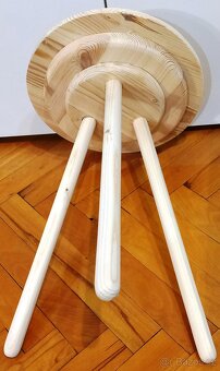 Květinový stolek na trojnožce., - 5