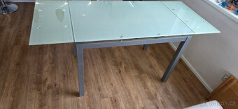 Prodám skleněný jídelní stůl - 5