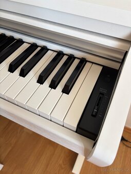 Piano, klavírní stolička, studiová sluchátka - 5